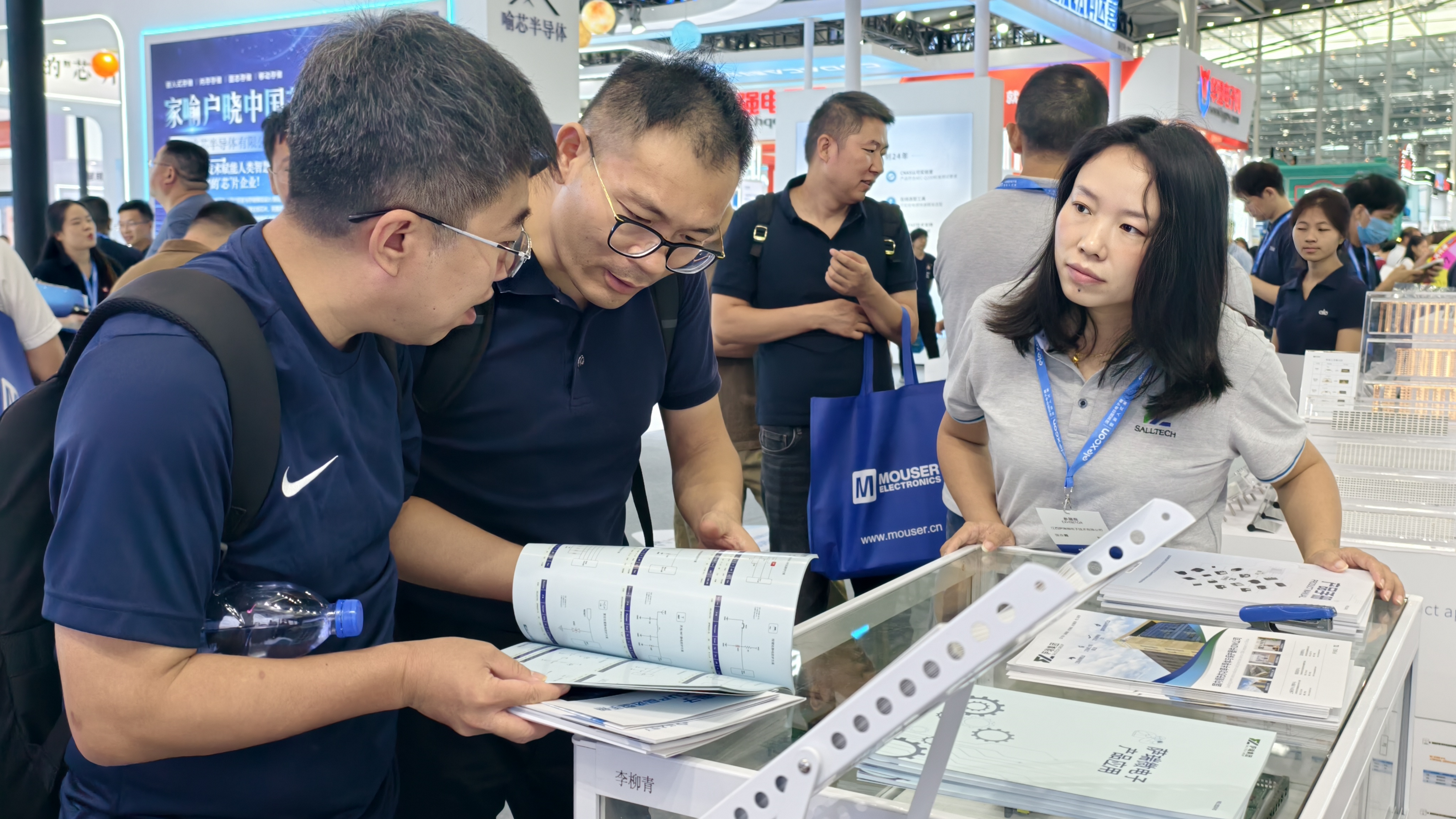 荣耀收官！江西必一微电子闪耀 2025 深圳电子展并荣获年度大奖